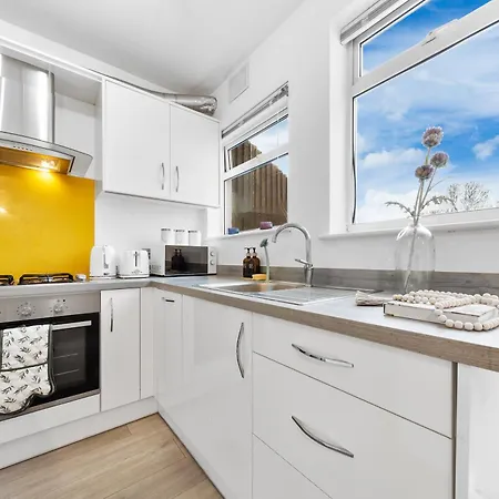 Heathrow Lodge, Contractors, Relocators Apartment