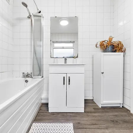 Apartment Heathrow Lodge, Contractors, Relocators Hanworth