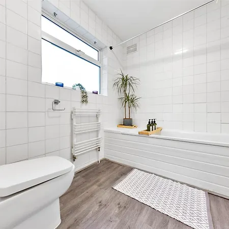 Heathrow Lodge, Contractors, Relocators *