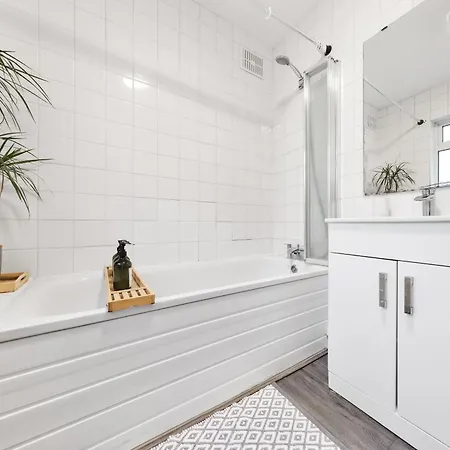 Heathrow Lodge, Contractors, Relocators Apartment