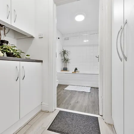Apartment Heathrow Lodge, Contractors, Relocators