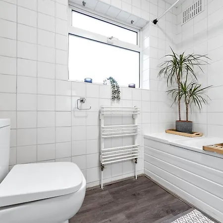 Heathrow Lodge, Contractors, Relocators *