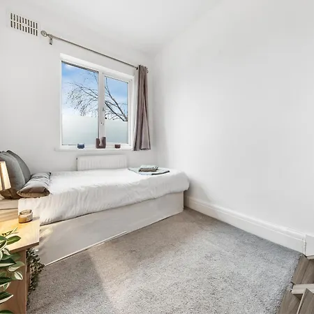 Heathrow Lodge, Contractors, Relocators * Hanworth