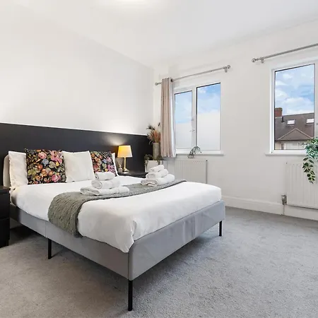 Apartment Heathrow Lodge, Contractors, Relocators