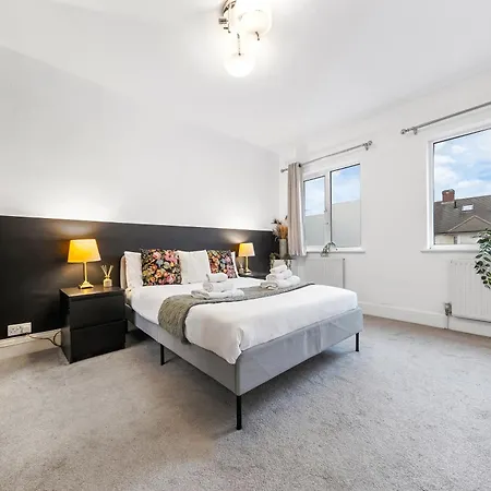 Heathrow Lodge, Contractors, Relocators *