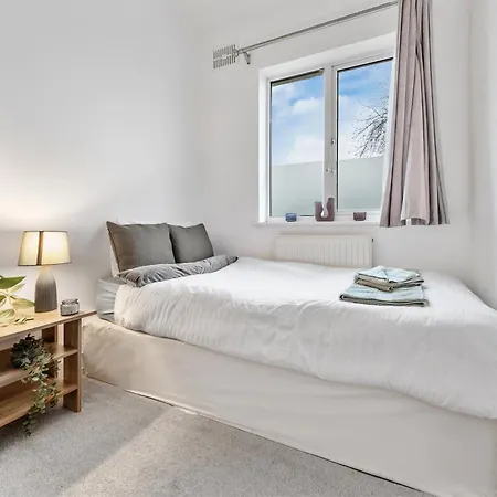 Apartment Heathrow Lodge, Contractors, Relocators *
