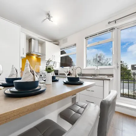 Heathrow Lodge, Contractors, Relocators * Hanworth
