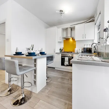 Apartment Heathrow Lodge, Contractors, Relocators *