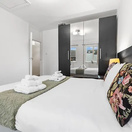 Apartment Heathrow Lodge, Contractors, Relocators Hanworth