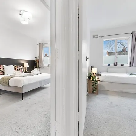 Heathrow Lodge, Contractors, Relocators Apartment *