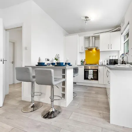 Heathrow Lodge, Contractors, Relocators Apartment Hanworth