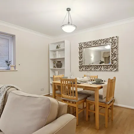 Parea Living - Quaint And Stylish Flat W Sunny Terrace Apartment *