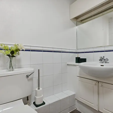 Parea Living - Quaint And Stylish Flat W Sunny Terrace Apartment