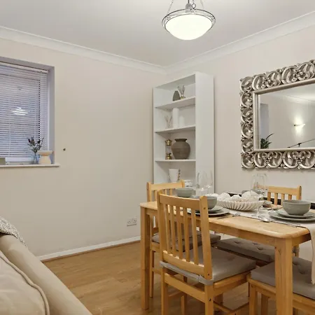 Parea Living - Quaint And Stylish Flat W Sunny Terrace Apartment *