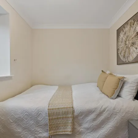 Parea Living - Quaint And Stylish Flat W Sunny Terrace
