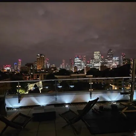 Penthouse - Canary Wharf - 24 Hr Concierge, Gym, Hot Tub, Sauna, Balcony, Terrace