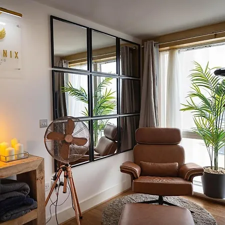 Penthouse - Canary Wharf - 24 Hr Concierge, Gym, Hot Tub, Sauna, Balcony, Terrace