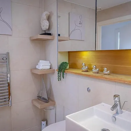 Apartment Penthouse - Canary Wharf - 24 Hr Concierge, Gym, Hot Tub, Sauna, Balcony, Terrace *