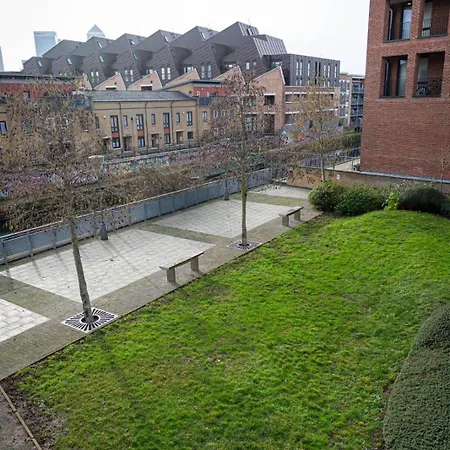 Penthouse - Canary Wharf - 24 Hr Concierge, Gym, Hot Tub, Sauna, Balcony, Terrace * London