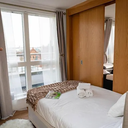 Penthouse - Canary Wharf - 24 Hr Concierge, Gym, Hot Tub, Sauna, Balcony, Terrace London