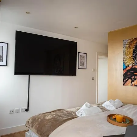 Penthouse - Canary Wharf - 24 Hr Concierge, Gym, Hot Tub, Sauna, Balcony, Terrace Apartment