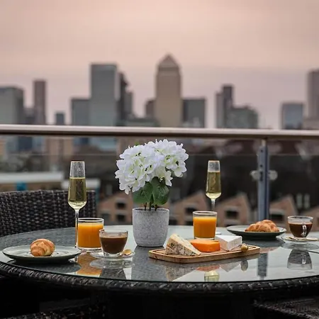Penthouse - Canary Wharf - 24 Hr Concierge, Gym, Hot Tub, Sauna, Balcony, Terrace Apartment