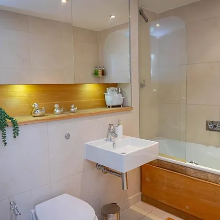 Apartment Penthouse - Canary Wharf - 24 Hr Concierge, Gym, Hot Tub, Sauna, Balcony, Terrace London