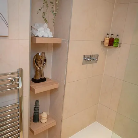 Penthouse - Canary Wharf - 24 Hr Concierge, Gym, Hot Tub, Sauna, Balcony, Terrace * London