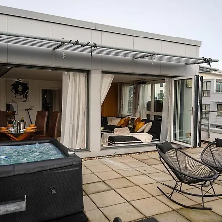 Penthouse - Canary Wharf - 24 Hr Concierge, Gym, Hot Tub, Sauna, Balcony, Terrace *