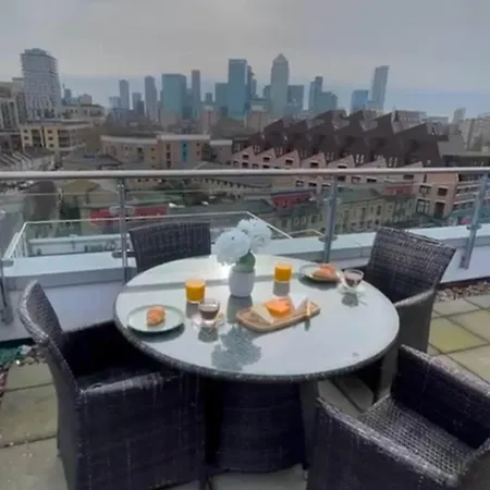 Apartment Penthouse - Canary Wharf - 24 Hr Concierge, Gym, Hot Tub, Sauna, Balcony, Terrace
