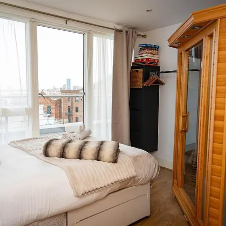 Apartment Penthouse - Canary Wharf - 24 Hr Concierge, Gym, Hot Tub, Sauna, Balcony, Terrace