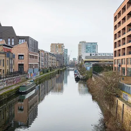 Apartment Penthouse - Canary Wharf - 24 Hr Concierge, Gym, Hot Tub, Sauna, Balcony, Terrace *