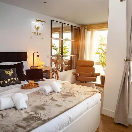 Penthouse - Canary Wharf - 24 Hr Concierge, Gym, Hot Tub, Sauna, Balcony, Terrace Apartment