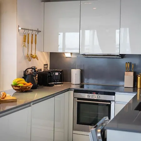 Penthouse - Canary Wharf - 24 Hr Concierge, Gym, Hot Tub, Sauna, Balcony, Terrace *