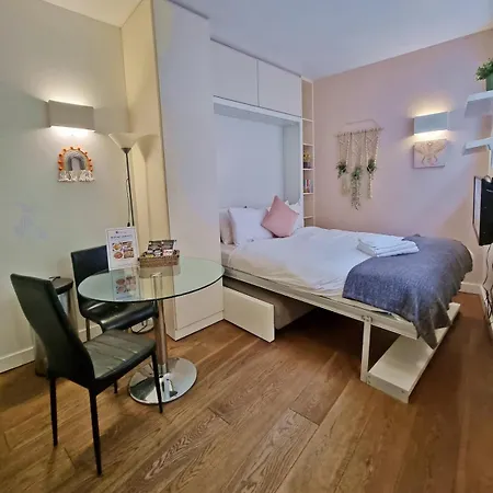 Cosy Right At Liverpool Street Station! *