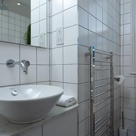 De Beauvoir Penthouse - Private 1 Bed Apartment