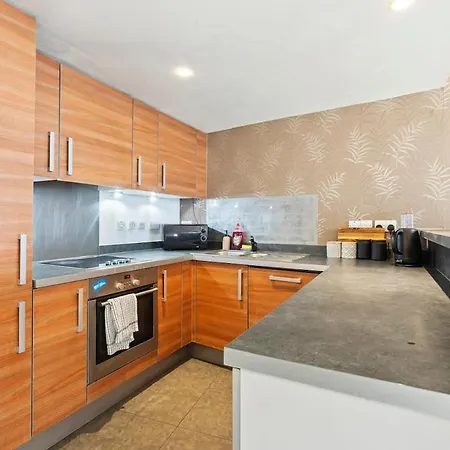 Elegant 1br Battersea Flat With Stunning River Views London