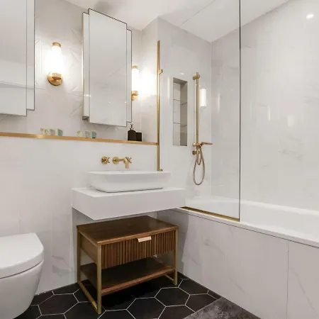 1br Chelsea Retreat With Balcony View Apartment London