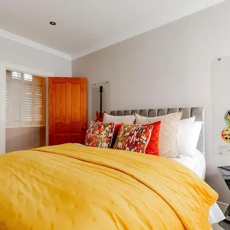 Apartment Revamped & Luxxe For Covent Garden Lovers! Adorable For Families & Friends London