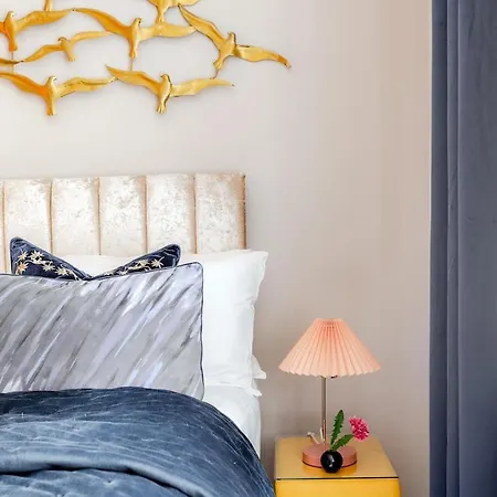 Revamped & Luxxe For Covent Garden Lovers! Adorable For Families & Friends Apartment London