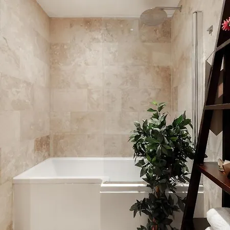 Apartment Revamped & Luxxe For Covent Garden Lovers! Adorable For Families & Friends