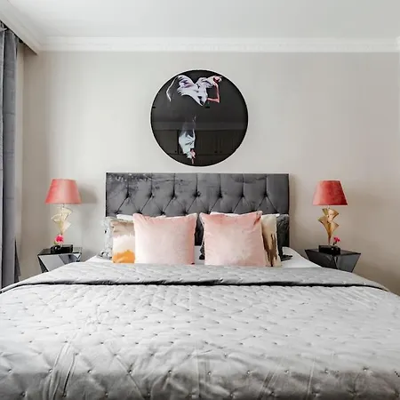 Revamped & Luxxe For Covent Garden Lovers! Adorable For Families & Friends Apartment *