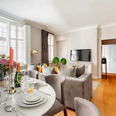 Apartment Revamped & Luxxe For Covent Garden Lovers! Adorable For Families & Friends London