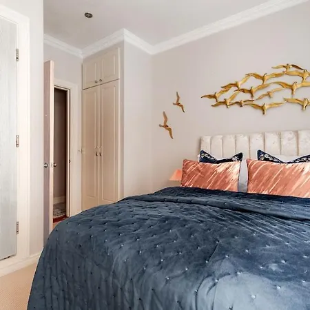 Revamped & Luxxe For Covent Garden Lovers! Adorable For Families & Friends Apartment *