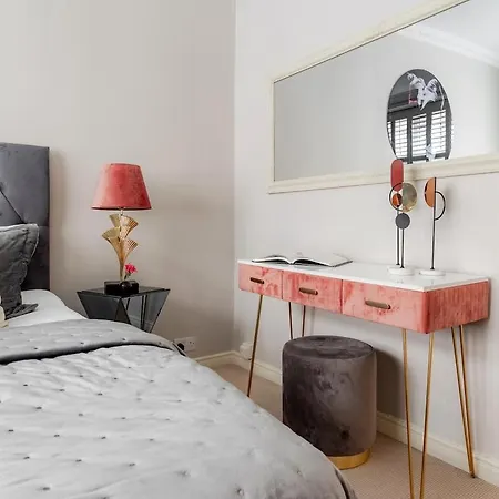 Apartment Revamped & Luxxe For Covent Garden Lovers! Adorable For Families & Friends *