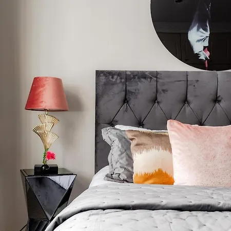 Revamped & Luxxe For Covent Garden Lovers! Adorable For Families & Friends Apartment London