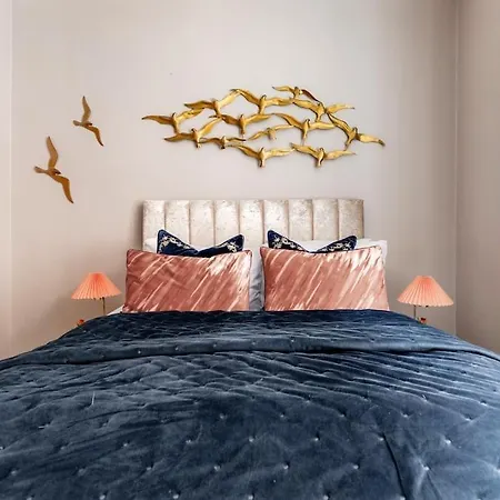 Apartment Revamped & Luxxe For Covent Garden Lovers! Adorable For Families & Friends London