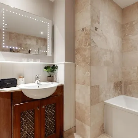Apartment Revamped & Luxxe For Covent Garden Lovers! Adorable For Families & Friends