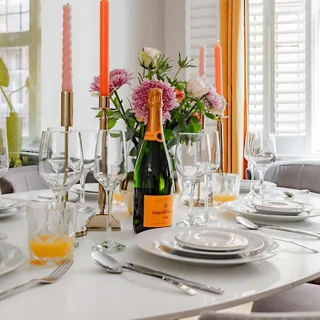 Revamped & Luxxe For Covent Garden Lovers! Adorable For Families & Friends Apartment London