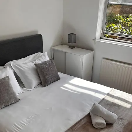 Hyde Park,3 Min Walk,family Home! 2 Bedrooms & 2 Bathrooms Apartment! Fantastic Location